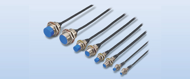 獨立的KEYENCE接近傳感器，高靈敏度和長距離接近傳感器。出色的緊固強度：傳感器外殼厚實堅固。傳感器牢固擰緊，以防止因振動或沖擊引起的松動。靈活的關(guān)節(jié)：電纜通過高靈活接頭連接到傳感器頭，可以彎曲成90度角，同時仍然可以防止電纜斷線。