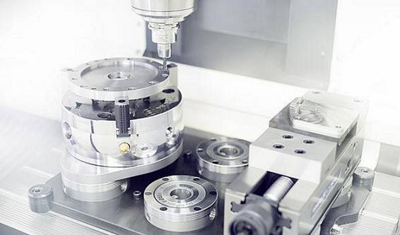 SCHUNK刀具夾持系統(tǒng)對(duì)機(jī)加工行業(yè)產(chǎn)生了前所未有的革命性影響。?模塊化夾持系統(tǒng)借鑒其優(yōu)勢(shì)，它的作用遠(yuǎn)不止于一個(gè)參考基準(zhǔn)，還提供了包括定位、夾持以及接口通用等功能。這種夾持原理如今被認(rèn)為是提高生產(chǎn)效率的最有效的方法之一，廣泛適用于從小型零件到大型零件，從粗加工到裝配應(yīng)用的各種工藝。作為這一技術(shù)的先驅(qū)以及夾持技術(shù)和抓取系統(tǒng)的領(lǐng)導(dǎo)者，SCHUNK始終致力于開(kāi)發(fā)新的應(yīng)用領(lǐng)域，并在它的模塊化系統(tǒng)中新增了適用于直接夾持工件以及微小型零件的專(zhuān)業(yè)標(biāo)準(zhǔn)模塊。