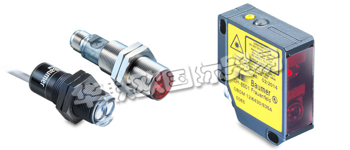 堡盟漫反射式傳感器強(qiáng)度差別檢測(cè)型的發(fā)射器和接收器位于同一個(gè)外殼內(nèi)。光源射出的紅外線(xiàn)、紅光或激光直接被目標(biāo)物反射回到傳感器上。如果目標(biāo)物反射的光線(xiàn)足夠充足，接收光將觸發(fā)傳感器的開(kāi)關(guān)動(dòng)作。照射到目標(biāo)物上的光線(xiàn)基本上都發(fā)生漫反射，并沿各個(gè)方向反射。接收器只接收到這些光線(xiàn)的很小一部分。如果目標(biāo)物反射的光線(xiàn)足夠充足，接收光將觸發(fā)傳感器的開(kāi)關(guān)動(dòng)作。由于傳感器是根據(jù)來(lái)自材料的反射光而工作，所以表面特性、顏色和光澤度對(duì)于檢測(cè)距離的影響極大。