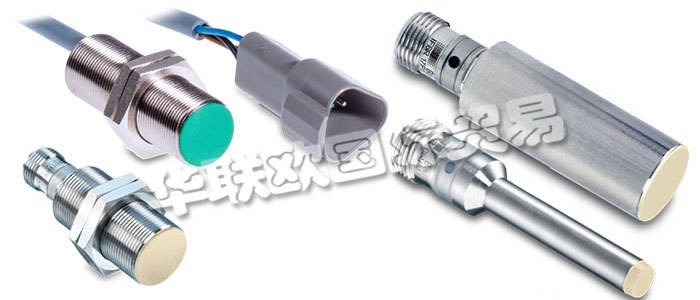 堡盟電感式接近開(kāi)關(guān)屬于非接觸式電子傳感器。電感式傳感器能識(shí)別所有導(dǎo)電金屬目標(biāo)物。振蕩器產(chǎn)生一個(gè)高頻電磁場(chǎng)，電磁場(chǎng)從開(kāi)關(guān)的感應(yīng)面發(fā)出。當(dāng)導(dǎo)電金屬物體進(jìn)入此電磁場(chǎng)時(shí)，金屬內(nèi)部會(huì)感生渦流，使振蕩幅值發(fā)生變化，從而使振蕩器輸出的電壓發(fā)生變化，進(jìn)而導(dǎo)致觸發(fā)器的狀態(tài)變化并改變輸出狀態(tài)。