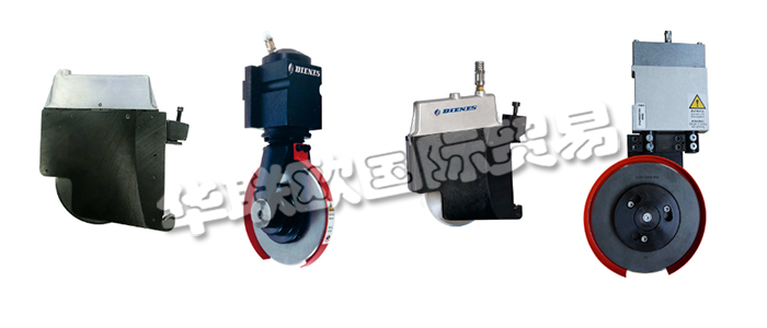 DIENES的客戶可以使用DIENES刀架獲得最好的結(jié)果。即以卓越的品質(zhì)和領(lǐng)先的自動(dòng)分切技術(shù)制造商的密集創(chuàng)新開發(fā)工作。剪切，劃痕/擠壓剪切，剃須刀切割刀架或熱切割刀架，Premium，Elite或Ultimate系列，均以超精確的刀引導(dǎo)和較長(zhǎng)的使用壽命給人留下深刻的印象，并在日常使用中始終保持牢固的抓地力。此外，他們幾乎所有的刀架都可以集成到DIENES分切系統(tǒng)中，例如趨勢(shì)設(shè)定的SIMU-FLASH自動(dòng)同步定位系統(tǒng)，或者在具有手動(dòng)控制功能的高精度定位輔助器中。